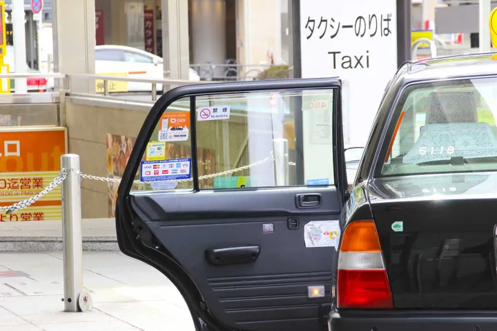 Are there unbooked taxis outside Shinjuku station?