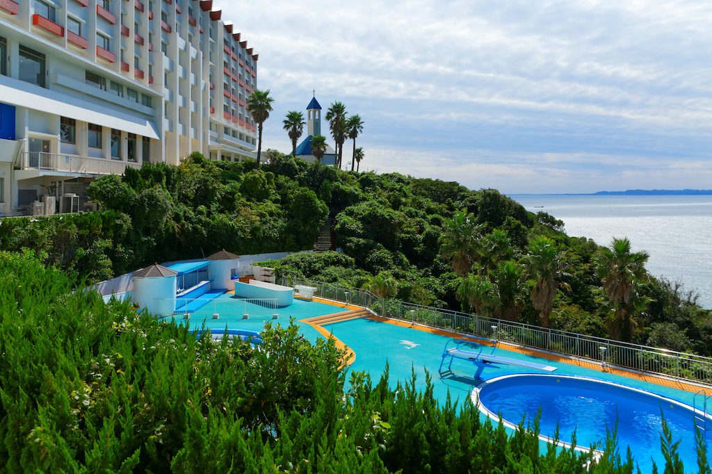 I'm looking for a resort pool in Tokyo to go swimming in July, not an onsen.