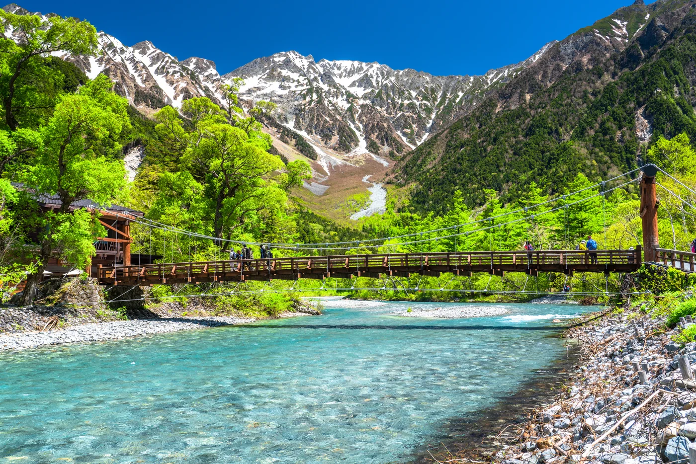 Where can I see beautiful snow landscapes as a day trip from Tokyo or Osaka？