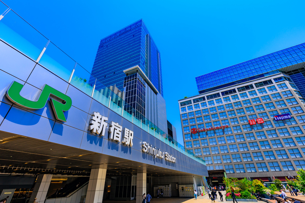 Can I bring my luggage on public transport without hiring a transportation company?