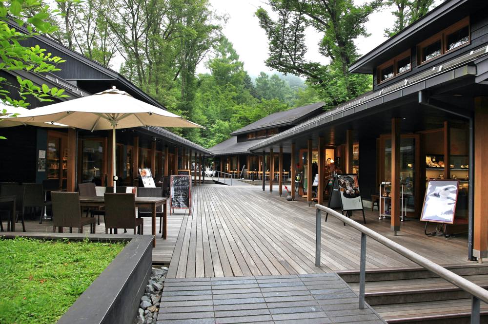 Are there charging points in cafes and trains, etc? any tips?