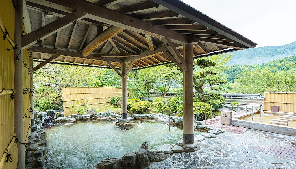 Can you wear jewelry in a public onsen?